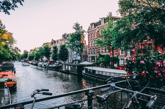 Bezoek Amsterdam tijdens een verblijf in een strandhuisje